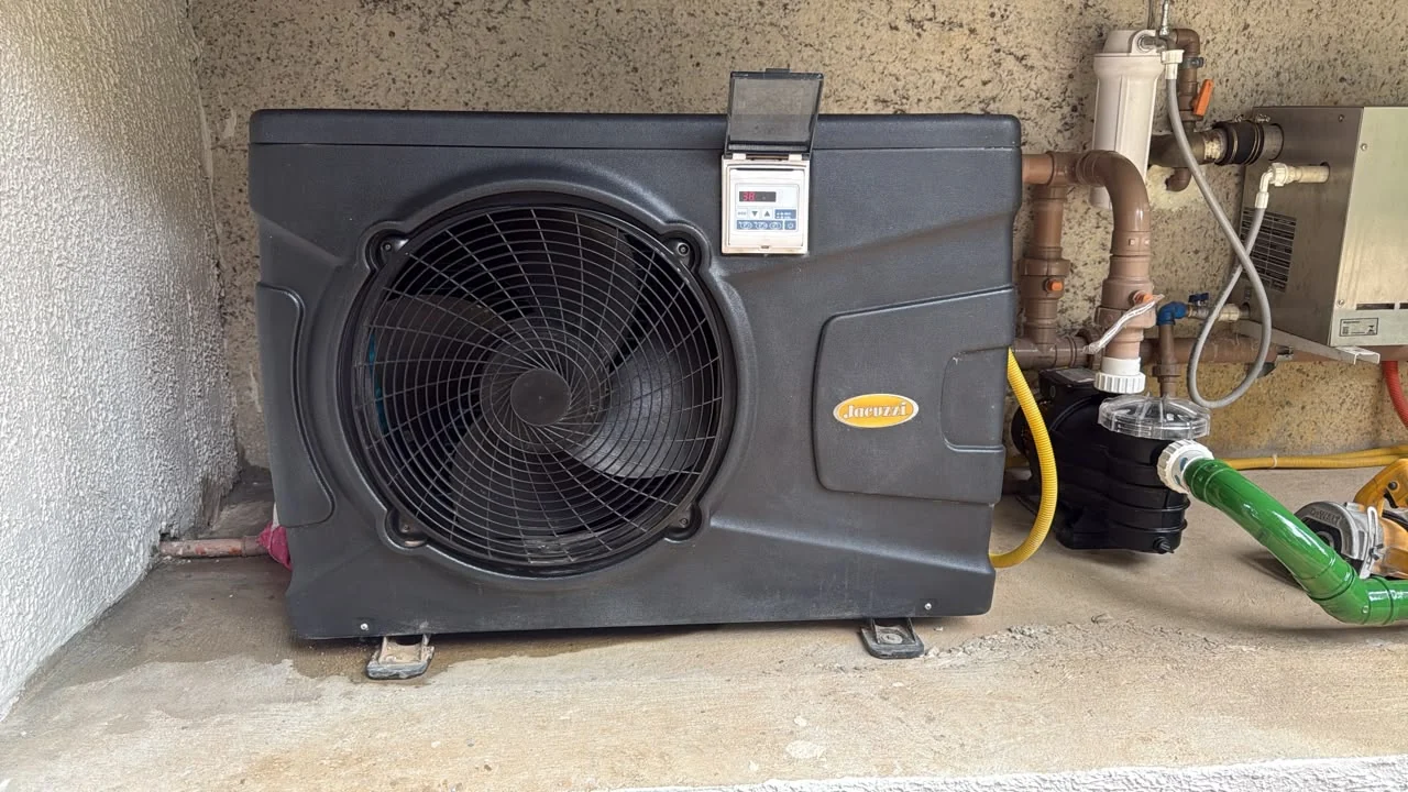 Equipamento de aquecimento instalado em uma área técnica de piscina