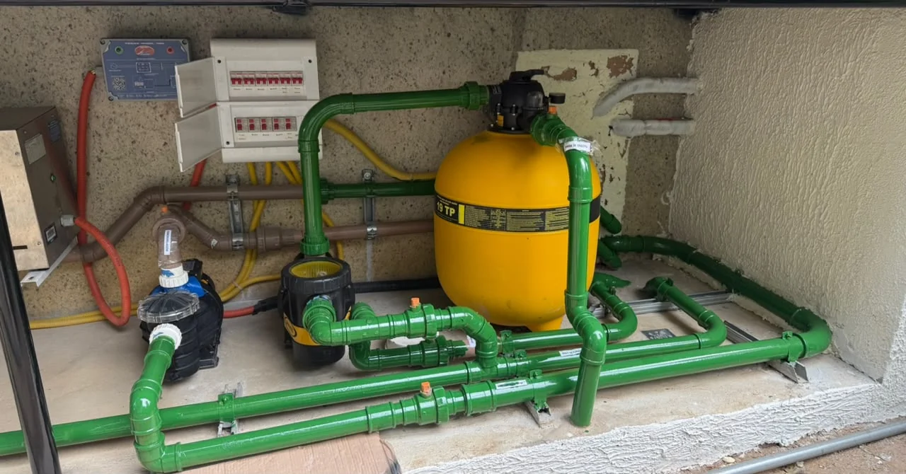 Sistema de filtragem de piscina com tanque, bombas e tubulações