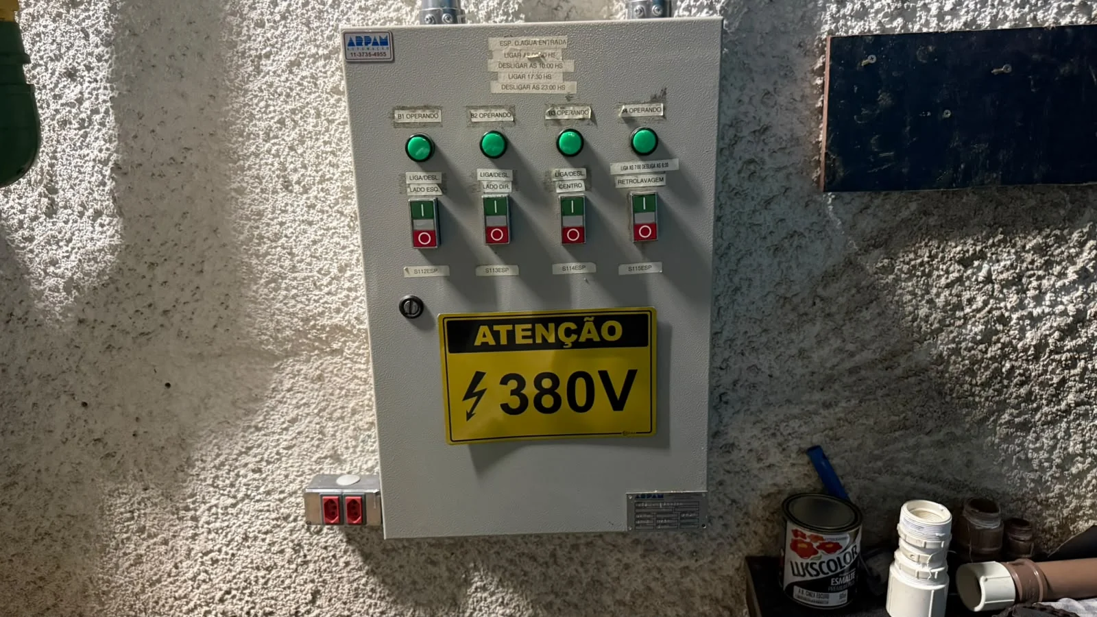 Painel elétrico com sinalização de risco de alta tensão