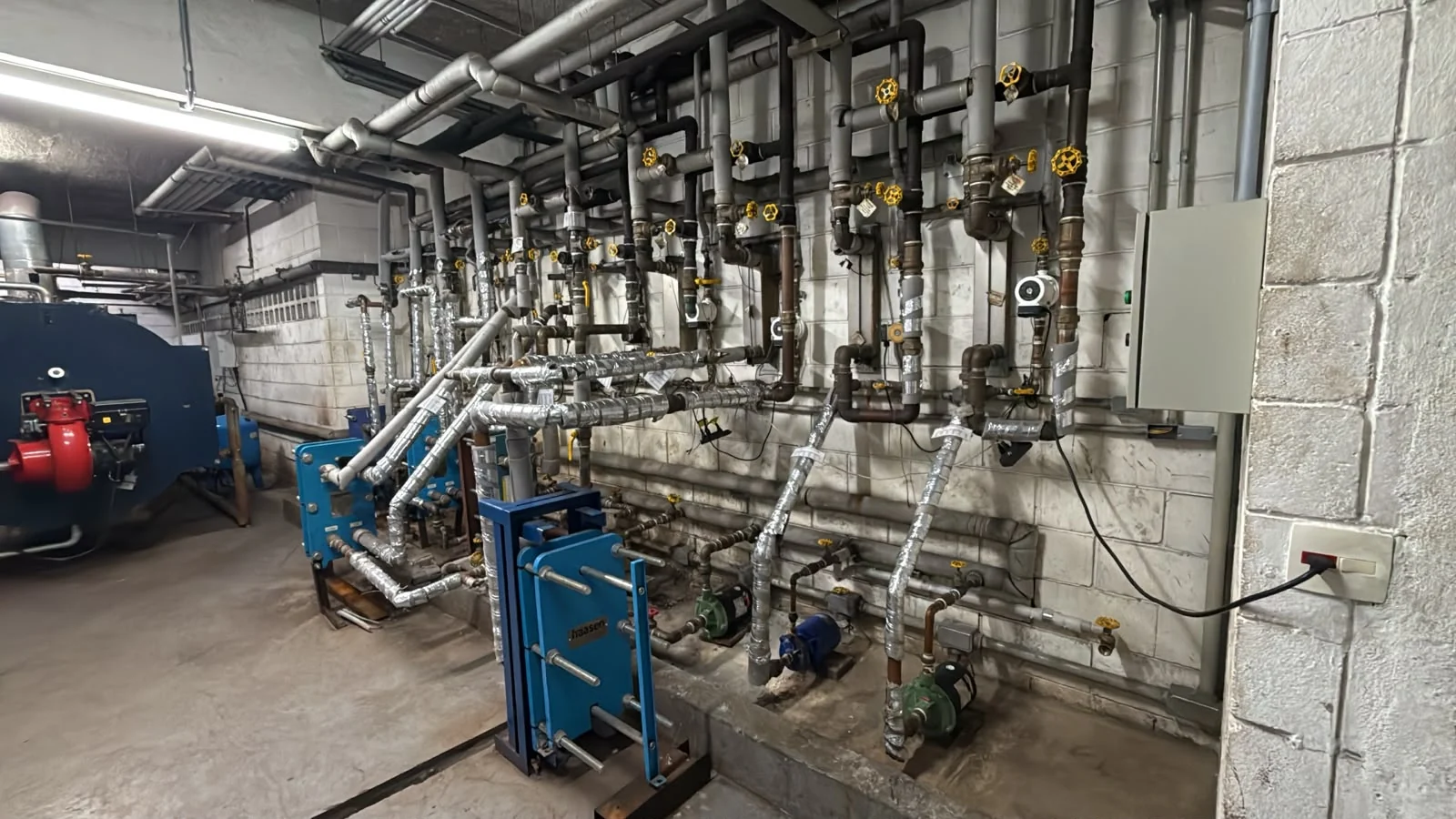 Sala de máquinas com tubulações, válvulas e sistemas de bombeamento