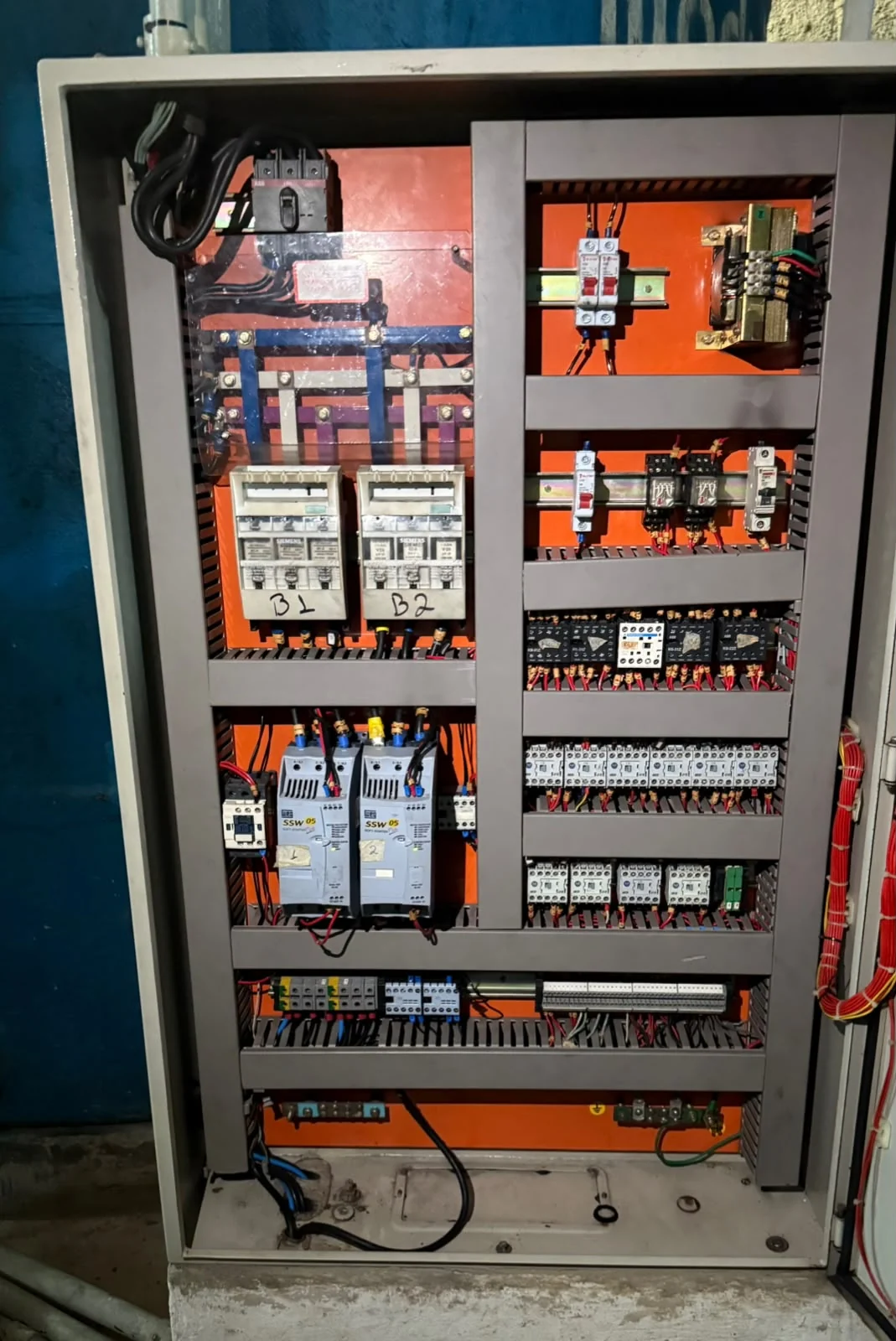 Quadro de comando com componentes elétricos identificados